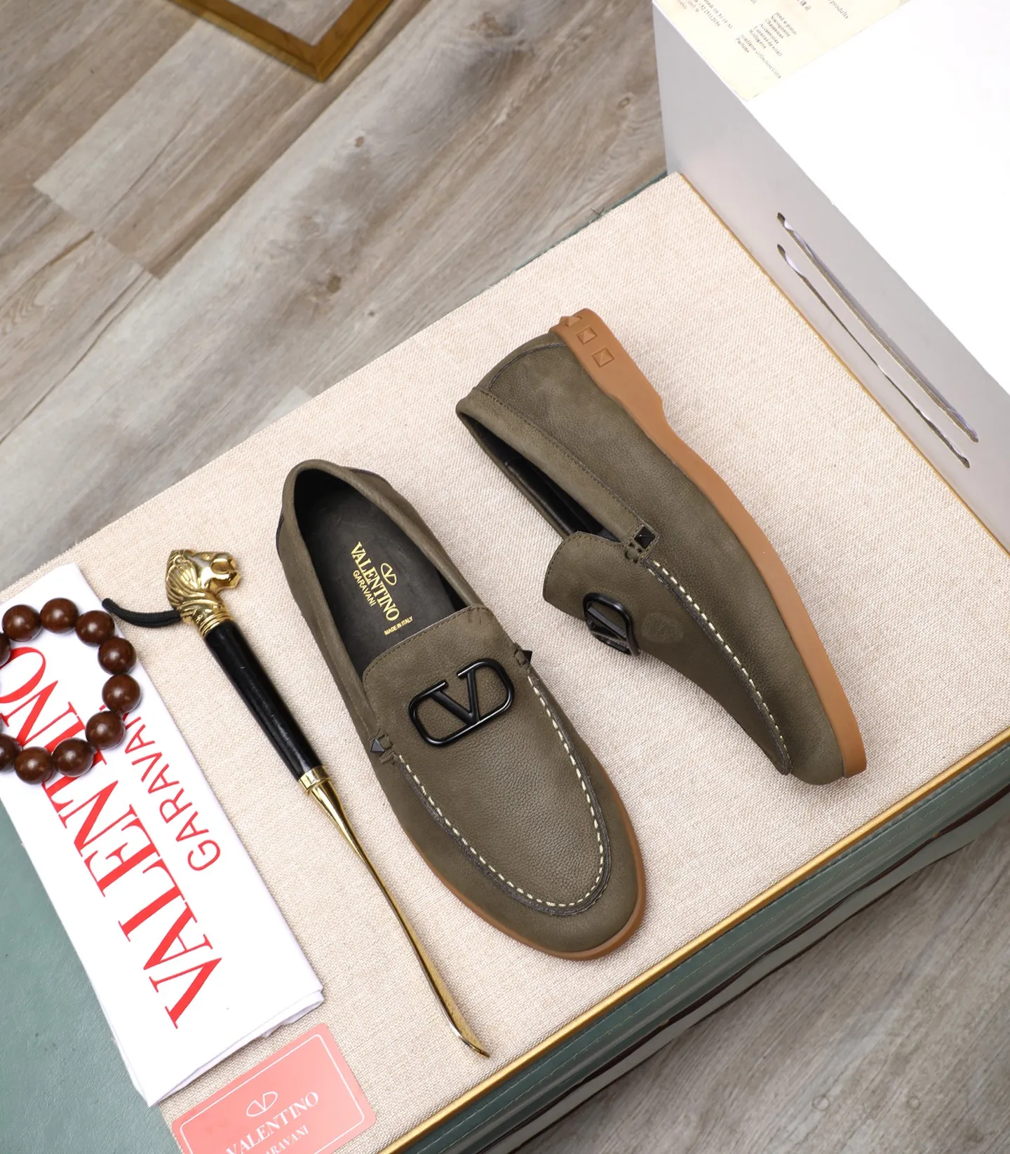 Men's shoes 💰520 [Valentino-Valentino] High-quality boutique men's shoes. The same style as the celebrities, original and authentic.✅ Made of imported cowhide + original apricot cowhide lining. The French luxury model is priced at 14,080 Swiss francs. It is also a Paris Fashion Week catwalk model. A brand can be deeply rooted in your heart, and a pair of shoes can make you linger. What you wear is not only noble, but also an aura. 👻Standard 38-45